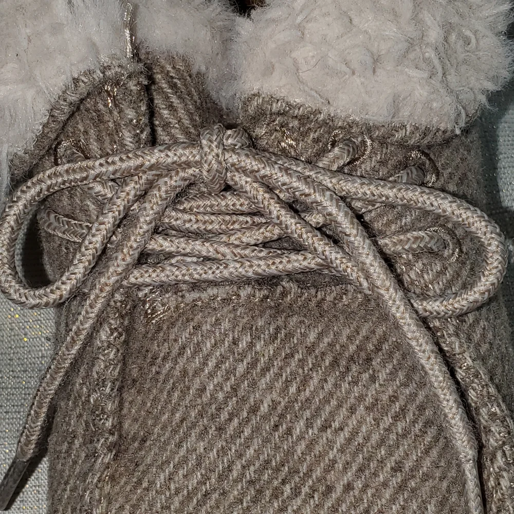 Hey Dude Kids Sz.4 Lace Up Fur Lined Shoes